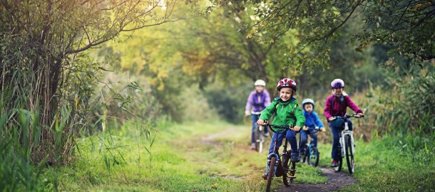 Kinderen op de fiets in bos.jpg