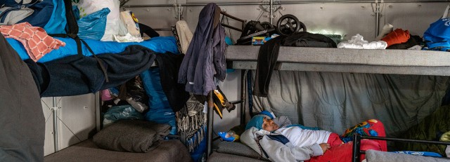Stapelbedden vluchtelingenopvang op Mavrovouni Lesbos.jpg